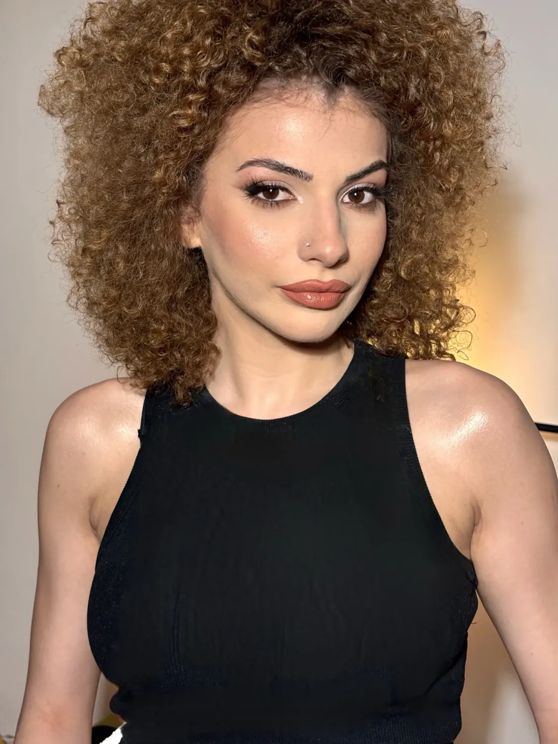 Glam šminka uz kovrdžavu kosu, rad šminkerke Andrijane Ljubić